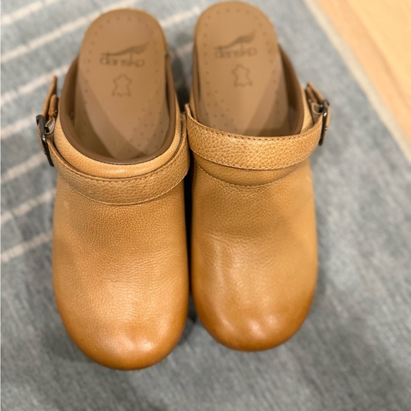 Dansko Ingrid Women's Tan Leather Clogs - Picture 3 of 7